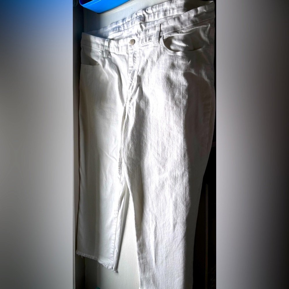 Chicos White Capri Pants